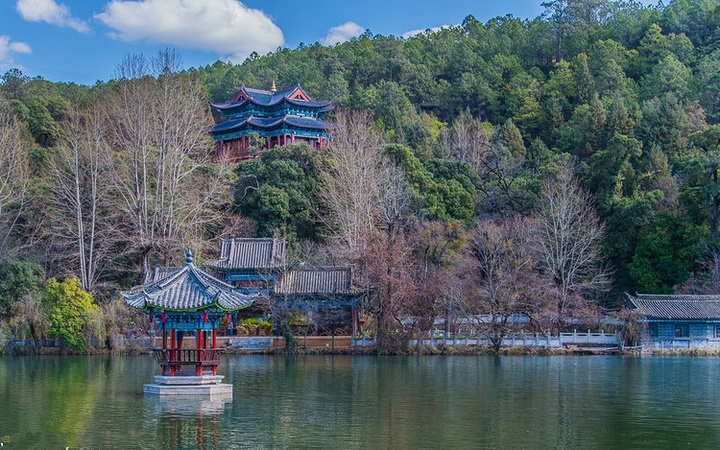 黑龙潭公园始建于清朝乾隆时期,又名玉泉公园,曾两次被清朝皇帝敕加"