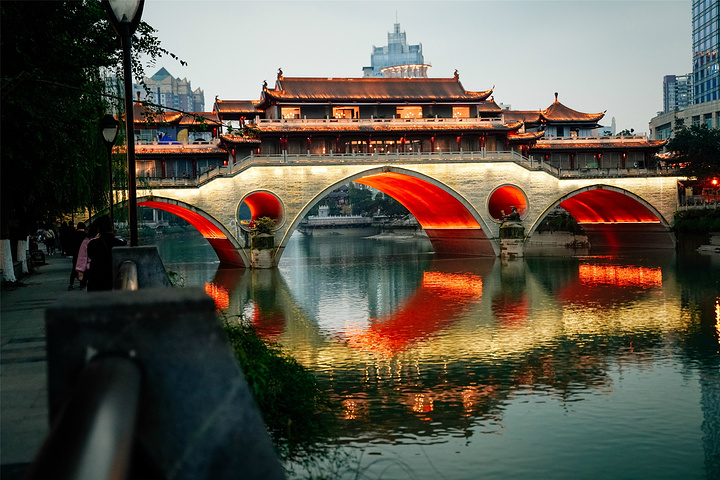 成都九眼桥是成都夜景必须要打卡的地方,安顺廊桥是明代的建筑,建于