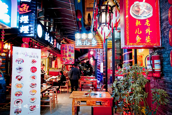 香香巷,是一条主打川西美食的街道,很窄,但是两边餐饮店很密集,一家接