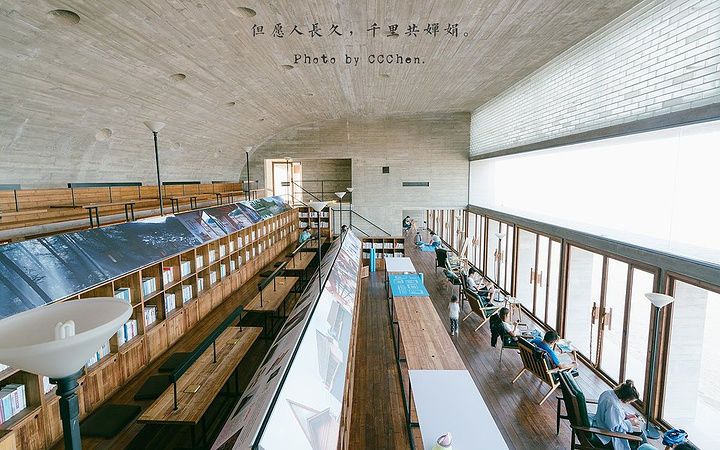 三联书店海边公益图书馆位于黄金海岸阿那亚度假园区内靠近昌黎国际滑
