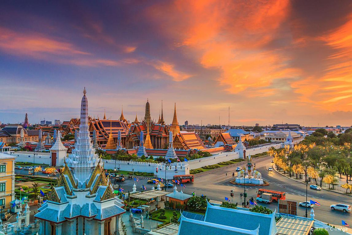 大皇宫(又名大王宫),位于曼谷市中心,紧靠湄南河,是曼谷王朝的象征,是
