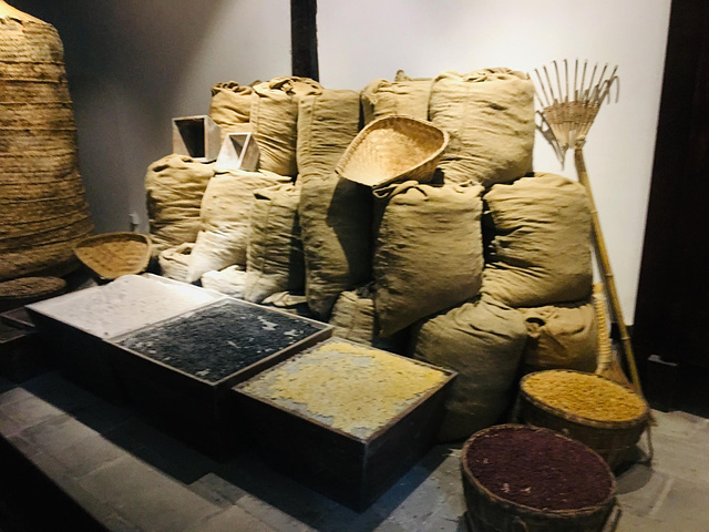 粮仓有趣,还真跟乡下的粮仓设计一样,甚至有放粮便于走后门的小门设计