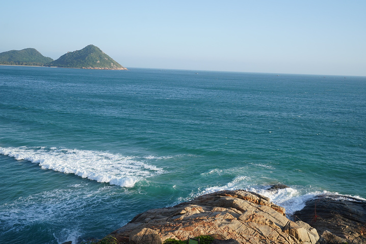 沿海公路海边错乱不堪的石头形成了 海南 陵水 呆呆岛独一无二的景色