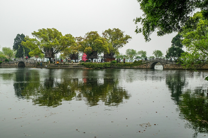 蠡园位于无锡市风光秀美的蠡湖之滨,是国家重点名胜区"太湖"的主要