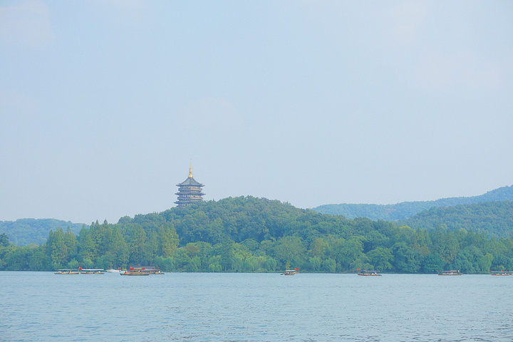 灵隐寺景区可以直接坐7路公交去西湖风景区,西湖很大,分为北线南线。游玩的话有好几种线路,可以选择环湖骑行,也可以选择休闲步行,因为想选择性的看一下西湖十景,便接受了灵隐寺的志愿者老大爷的建议,直接坐7路公交到岳王庙下站,开始由北向南游西湖,沿途可见岳王庙-曲院风荷-苏堤-花港观鱼-三潭映月-雷峰塔-白堤-断桥等。这里要夸赞一下,杭州不愧是历史文化名城,整个城市素质都很高,景区沿途都有志愿者接引,节假日期间游客虽多安排的却很有秩序。