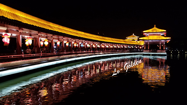 大唐芙蓉园景区在西安城南的曲江开发区,大雁塔东南侧,它是在原唐代