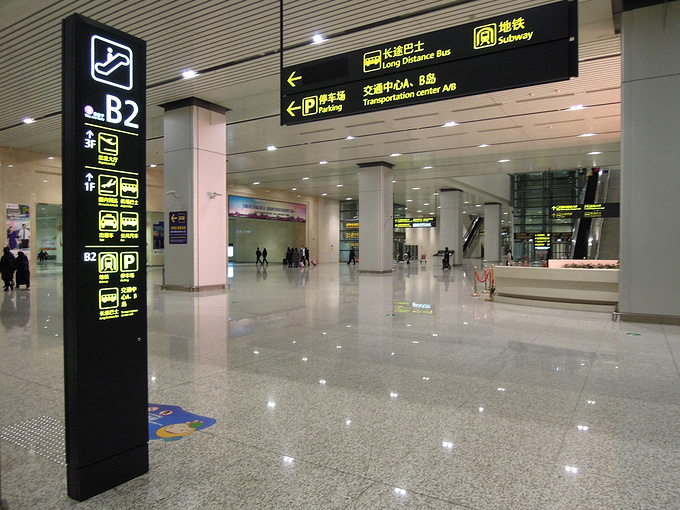 经过1个多小时飞行,安全落地,从天津滨海国际机场步行前往地铁2号线