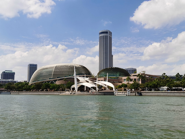 旅游极具特色的项目,乘坐鸭子基本可以浏览到新加坡水陆各个著名景点