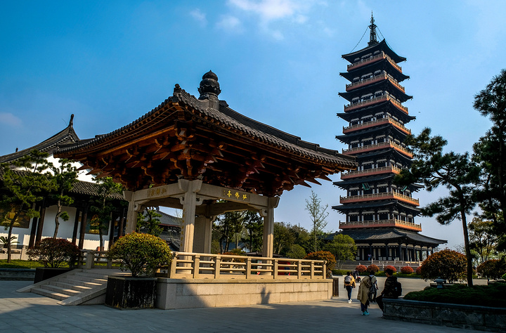 大明寺位于扬州城区西北郊蜀冈风景区之中峰,是集佛教庙宇,文物古迹和