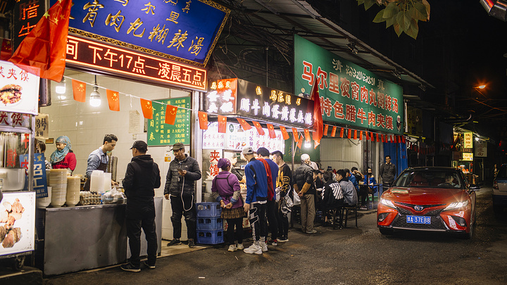 马尔里所在的洒金桥,在大唐是皇城中书外省的地界,现在是著名美食集中