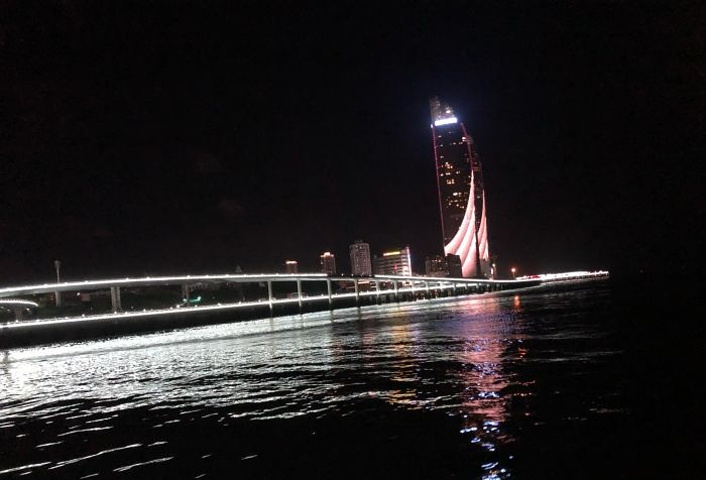 海沧大桥,杏林公铁大桥三点相连,提供了一个海上欣赏厦门绚丽夜景的新