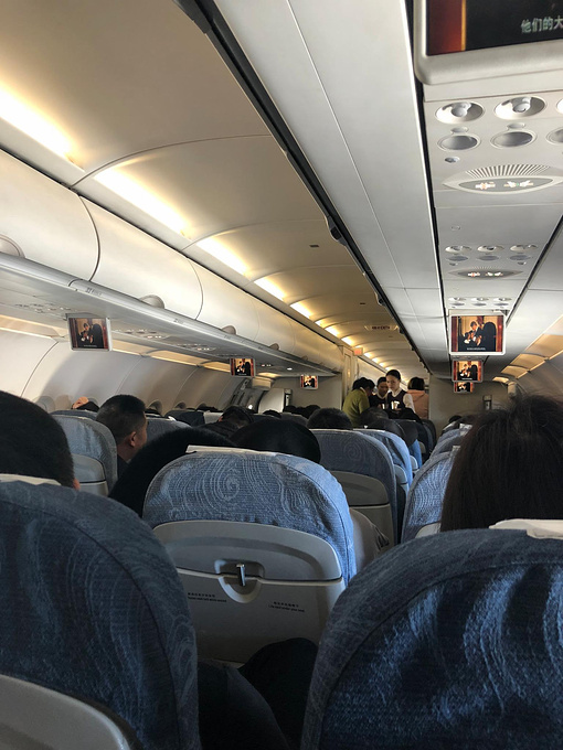 飞机上还是非常的拥挤的,经济舱人挤人,不过习惯啦