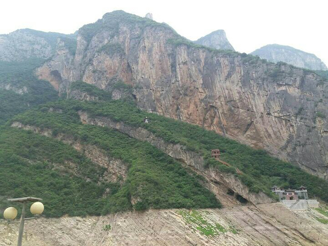 巫峡是长江三峡三峡之一,巴东地貌,历史悠久,多怪石奇峰,唐代元稹有