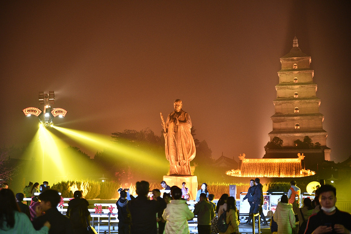 西安 的大雁塔由著名的玄奘法师亲自主持修建,虽经千年沧桑,但是在