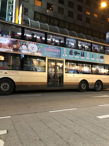 香港都是这种双层巴士,都很新,坐在第二层可以观光,只是车开的特别快