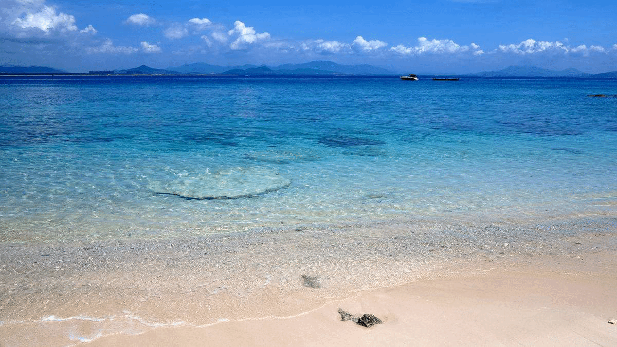 我的旅行我做主,飞往三亚看碧海蓝天  晴空万里,强烈的阳光直射在