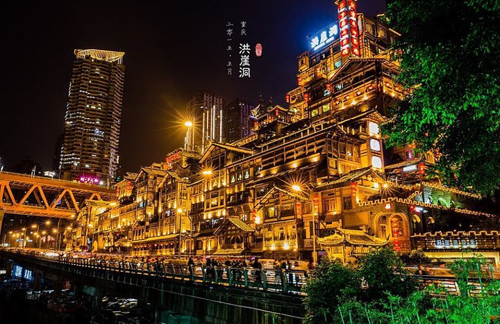 璀璨生辉,好似一座金碧辉煌的宫殿,是重庆必游的景点