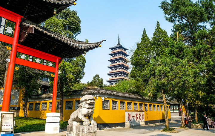 大明寺位于扬州城区西北郊蜀冈风景区之中峰,是集佛教庙宇,文物古迹和