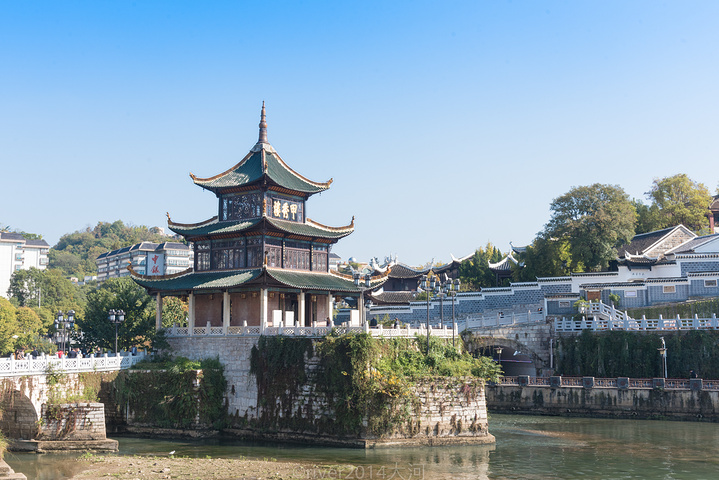 甲秀楼算是贵阳最知名的古迹之一了,位于南明河上,免费开放,夜景也