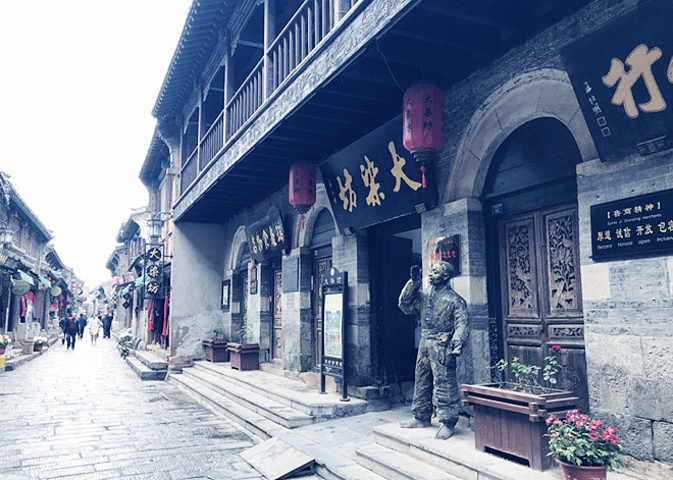 丝市街,银子市街等古街组成,现有保存完好的明清古建筑50000余平方米