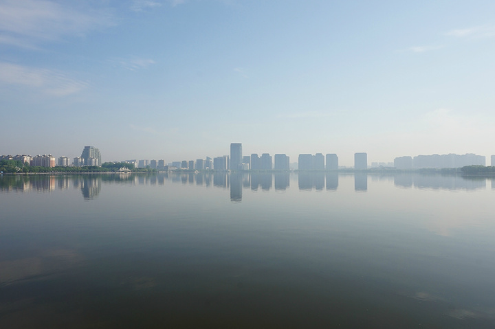 有些绍兴市民早晨会来瓜渚湖公园晨跑,这里景色宜人,环境优雅,的确是