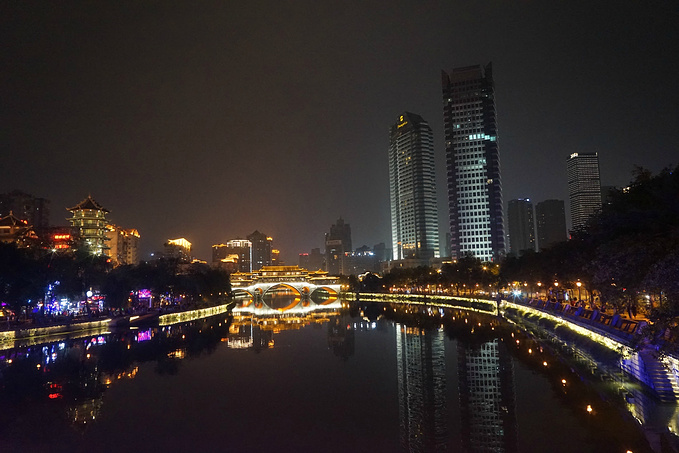 饭后,可以选择骑行或散步到九眼桥观夜景,据说这里拥有成都醉美的夜色