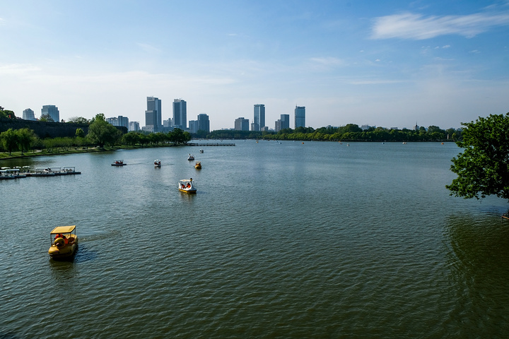 玄武湖公园位于南京市玄武区,东枕紫金山,西靠明城墙,是中国最大的