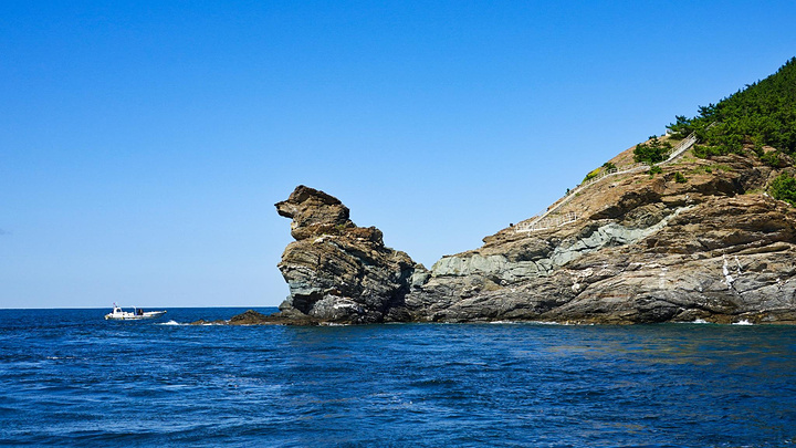 獐子岛的标志性景点应该非鹰嘴石莫属了10米高的一座巨石与陆地相连