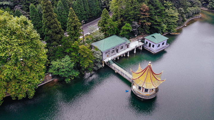 无论是芦林湖还是如琴湖,桥坝一体,拦水成湖,所蓄之水是目前庐山牯岭