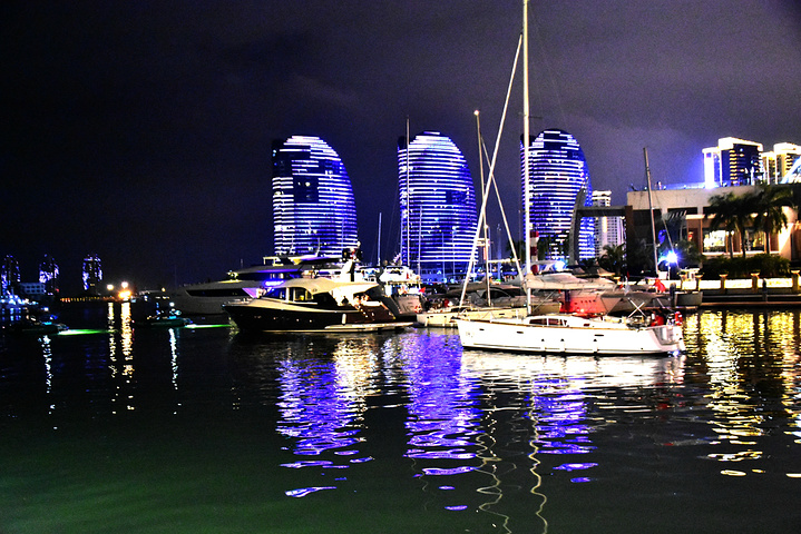 三亚湾海岸沿线夜景.所以重头戏是在船内的游乐.