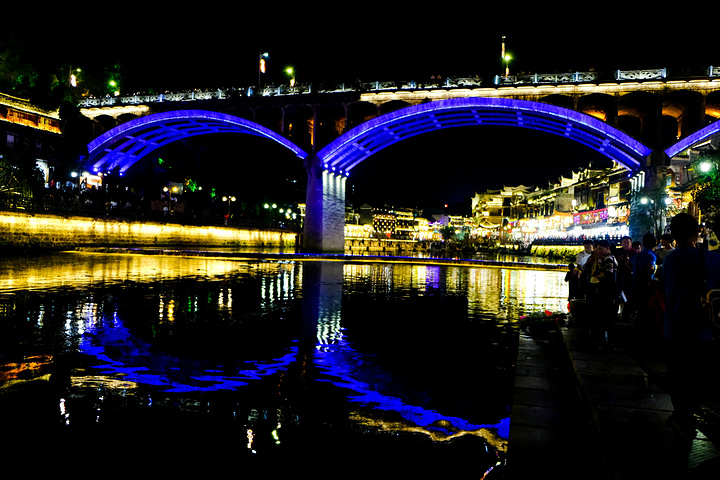 吃过晚饭就去古城游览夜景了.凤凰古城夜景.凤凰古城夜景.
