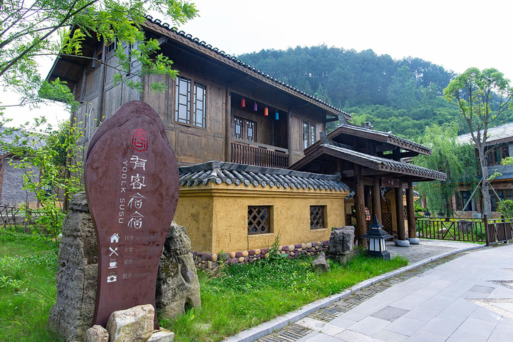 入眼帘的是布依族风格的房屋建筑,和布依族的山山水水,喜欢特色文化