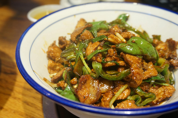 小炒肉,湖南非常普及的一道特色菜,不一样的是这里的小炒肉炒鸡辣,但