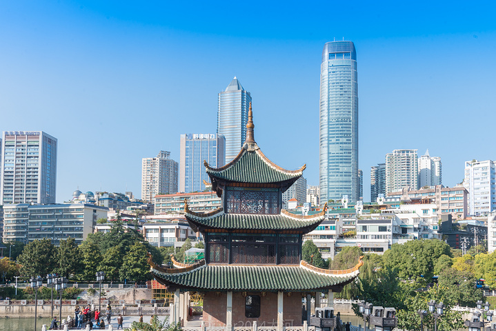 贵阳市区比较集中的古建筑群,南明河风景旖旎,沿着河边漫步,城市风光