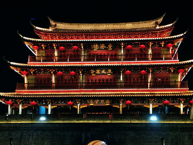 晚上过来看广济桥夜景灯光秀因为疫情取消了但很多人依旧很执着地等着