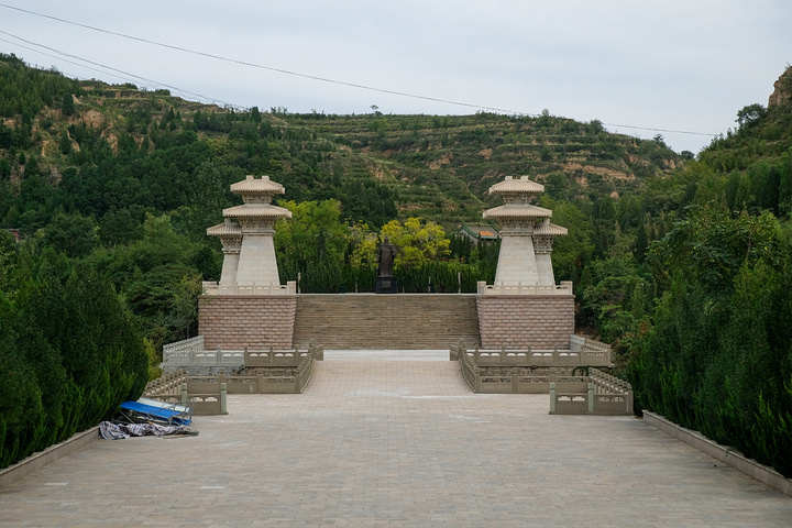 尧帝陵在山西临汾市东北约七十里的郭行村西隅,陵的周围土崖环抱,陵阜
