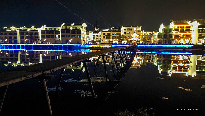 婺源江湾夜景婺源江湾夜景晚上在江湾品尝江湾口水鱼马南头野菜婺源