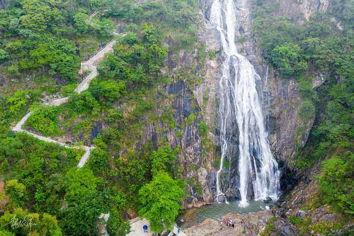 天柱山大峡谷有好多瀑布群,八月份的降雨量还是比较多的,给了峡谷中的