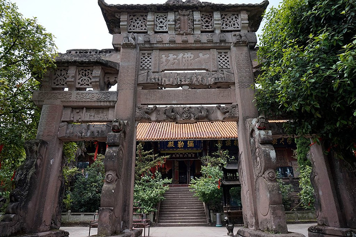 1927年云岩法师募资扩建,更名慈云寺,是当时全国惟一僧尼合庙的佛教