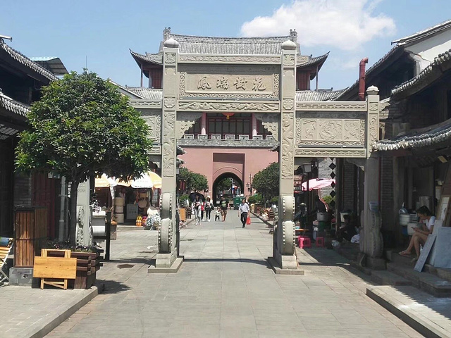 在街上隐隐约约地看到了灵儿和她的逍遥哥哥,月如姐姐一起逛街,重温了