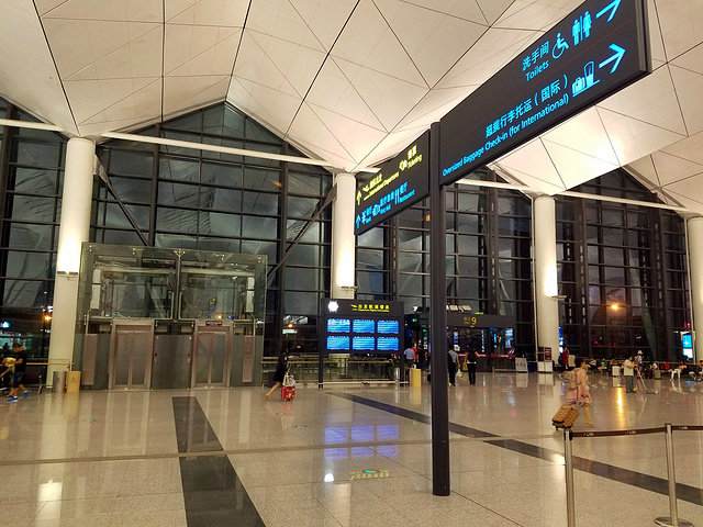 沈阳桃仙国际机场位于中国沈阳市南郊的桃仙街道,距沈阳市中心20公里