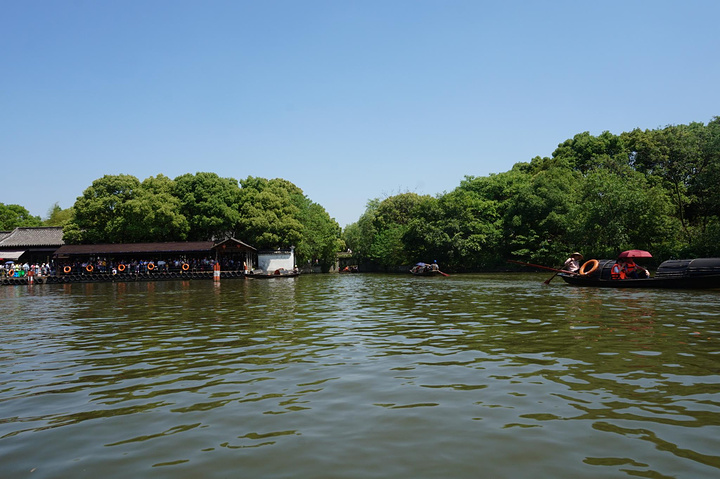 钟,鉴湖的湖面很平静,周围的植物很多,所以谁看上去有点绿色的,鉴湖