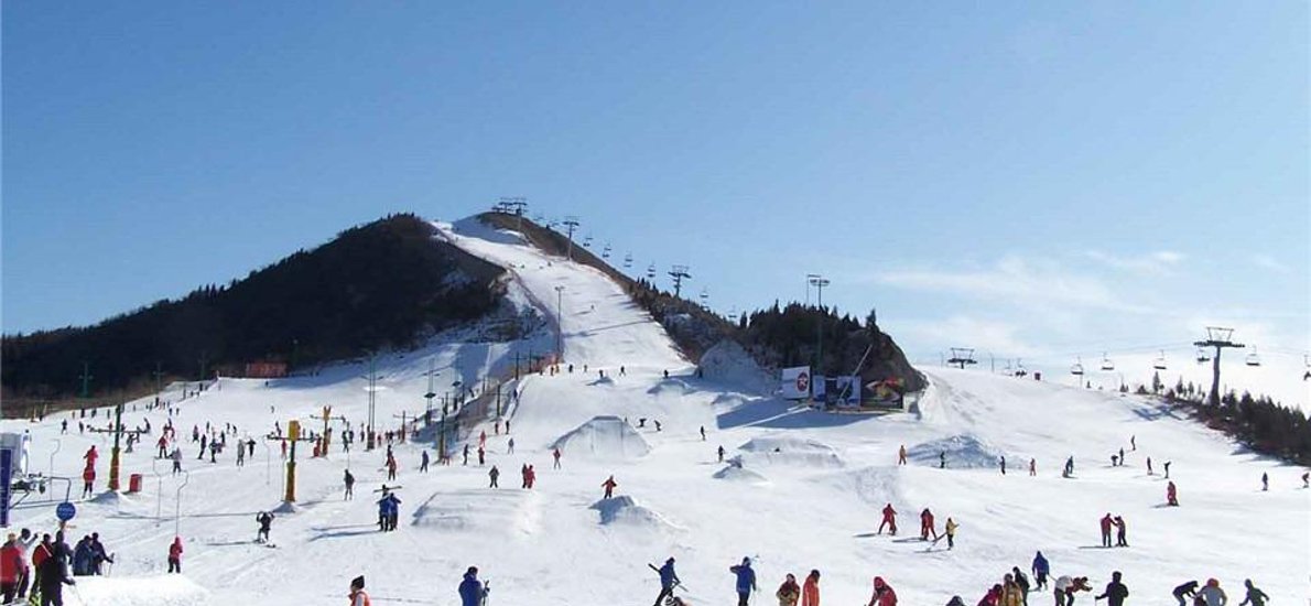 南山滑雪场是华北地区最大的滑雪场,现已建成高,中,初级滑雪道,教学道