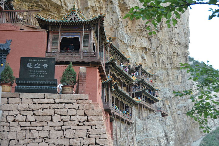 悬空寺是山西省重点文物保护单位,恒山十八景中"第一胜景".