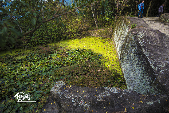 天池岛又名宝石山,南宋皇建都 杭州 ,修建宫殿时,曾在此大量采石.