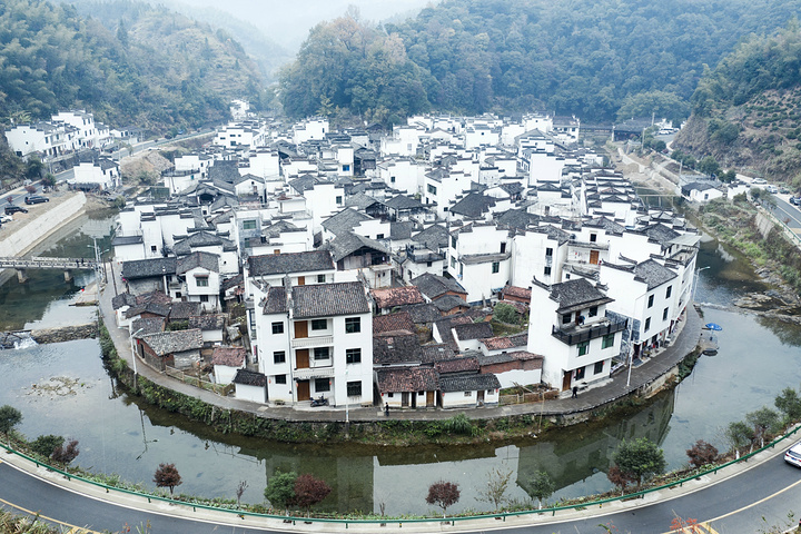 菊径村是个山水环绕的田园古村落小河呈大半圆形绕村