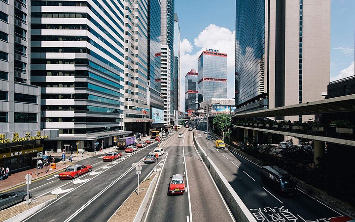 中环是香港的政治及商业中心,很多银行,跨国金融机构及外国领事馆都设