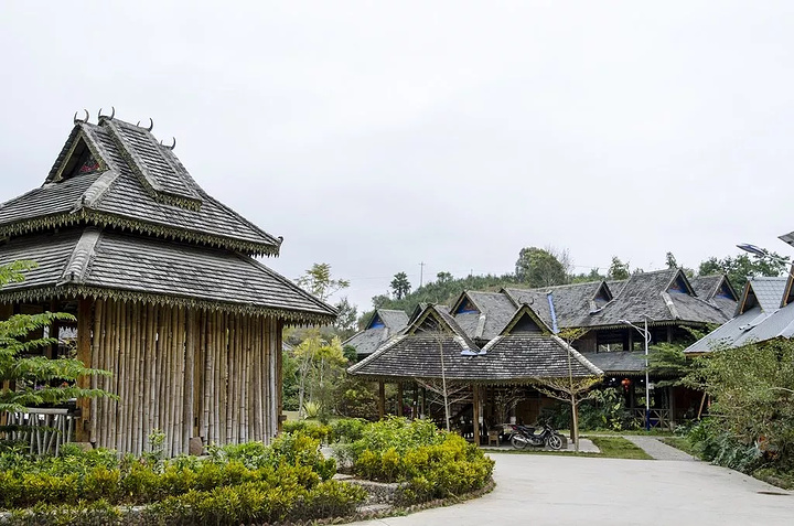 基诺山寨位于景洪市东部基诺乡巴坡村是基诺族世代繁衍生息之地