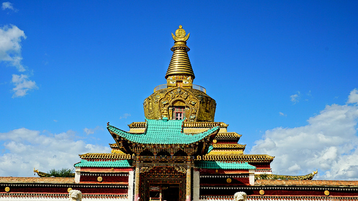 各莫寺,又称慧园寺,是阿坝州藏传佛教三大格鲁派寺院之一,也是一座显