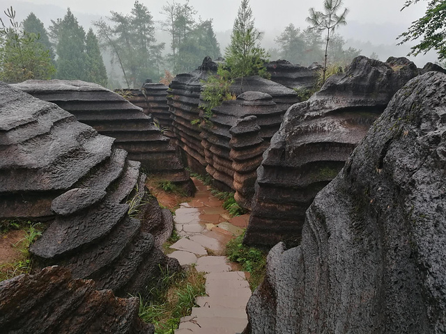 红石林国家地质公园位于湖南省湘西州古丈县红石林镇,与湘西芙蓉镇隔